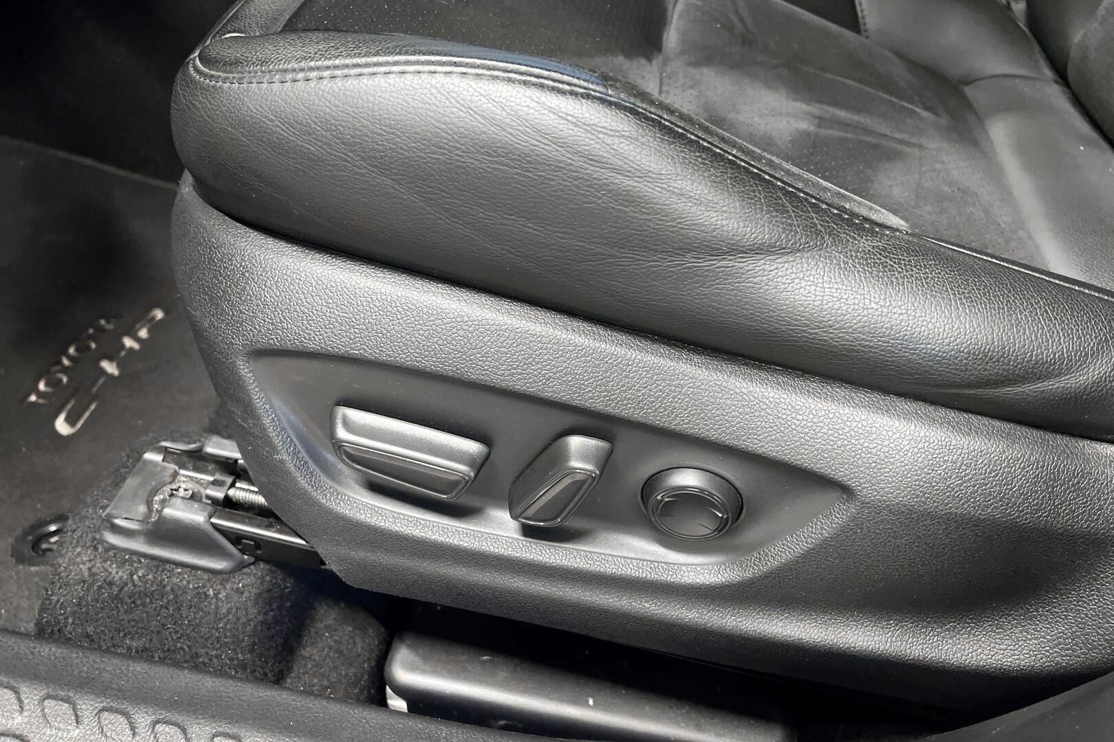 TOYOTA C-HR iso kuva 16