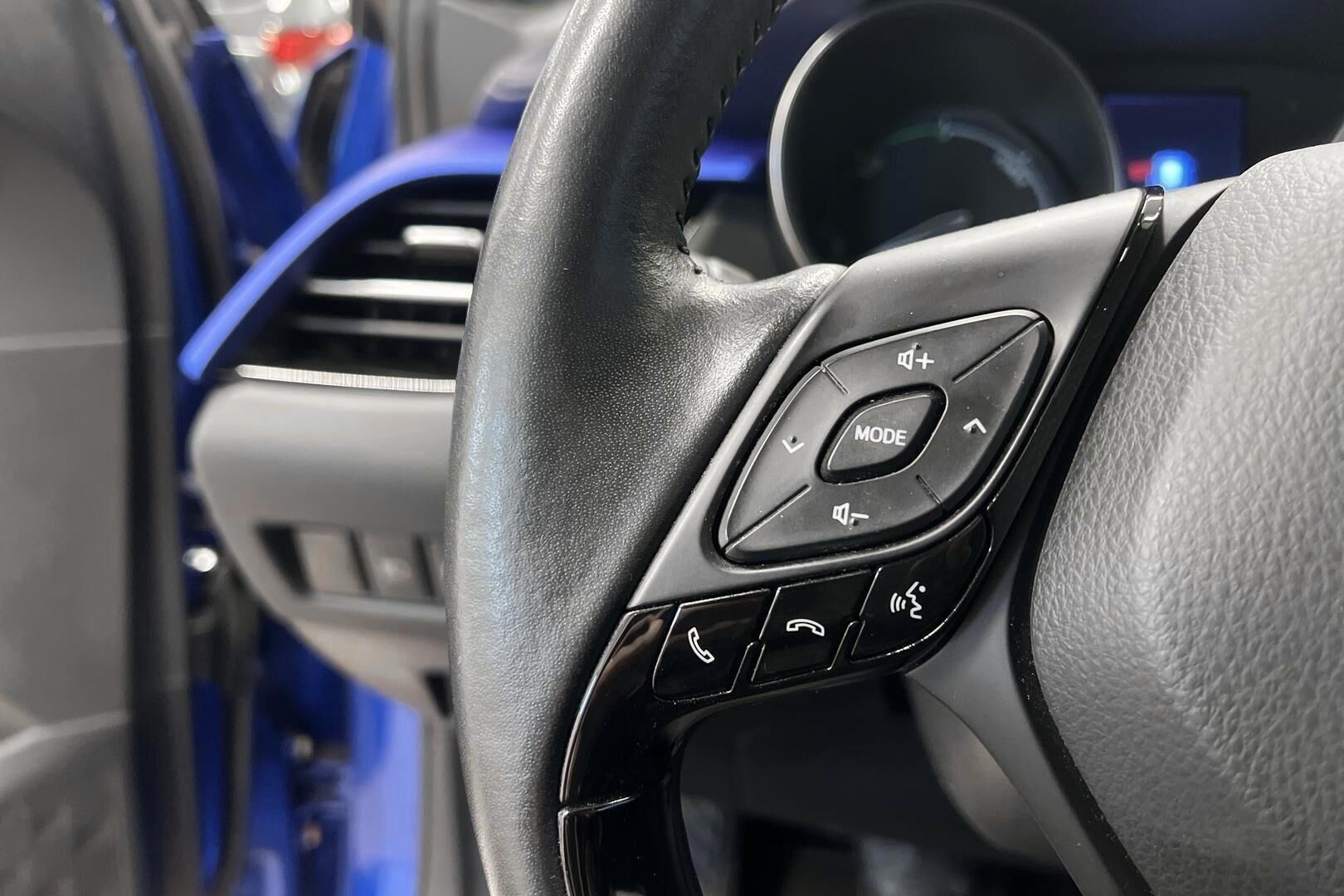 TOYOTA C-HR iso kuva 17