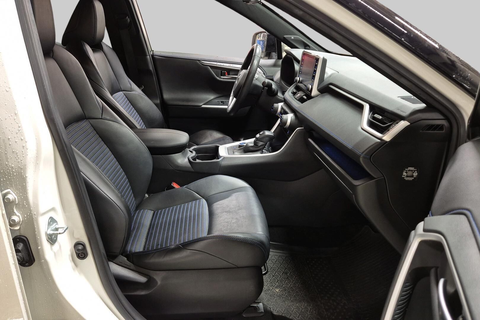 TOYOTA RAV4 iso kuva 3