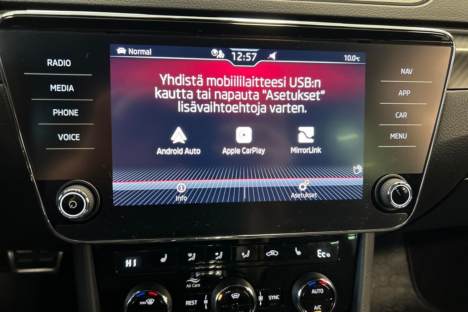 SKODA Superb iso kuva 15