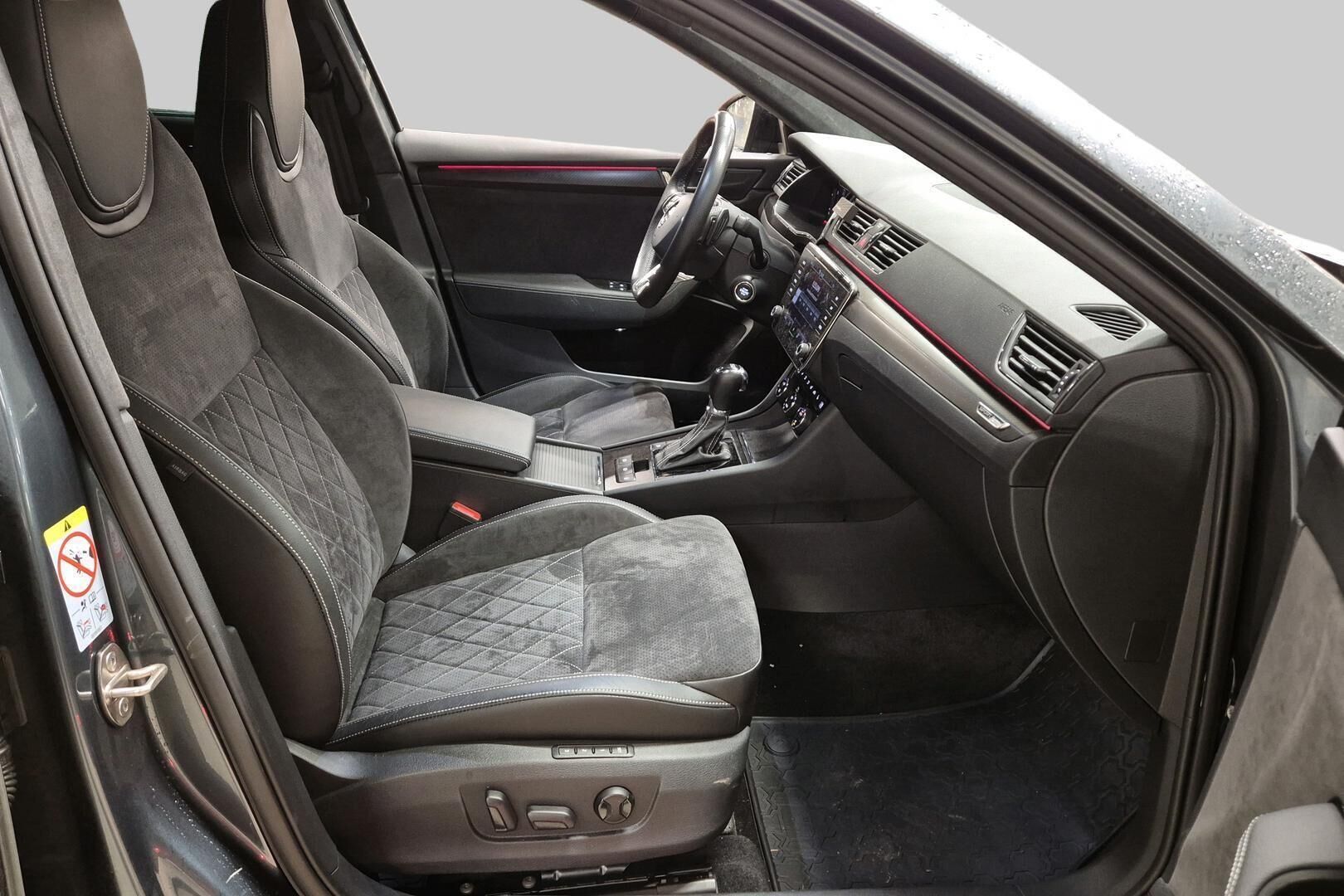 SKODA SUPERB iso kuva 3