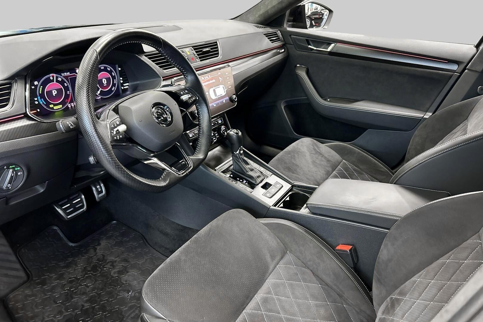 SKODA Superb iso kuva 8