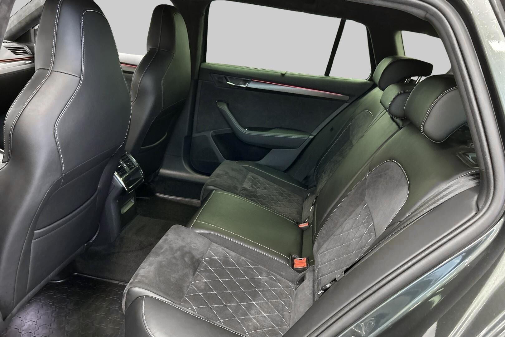 SKODA Superb iso kuva 9