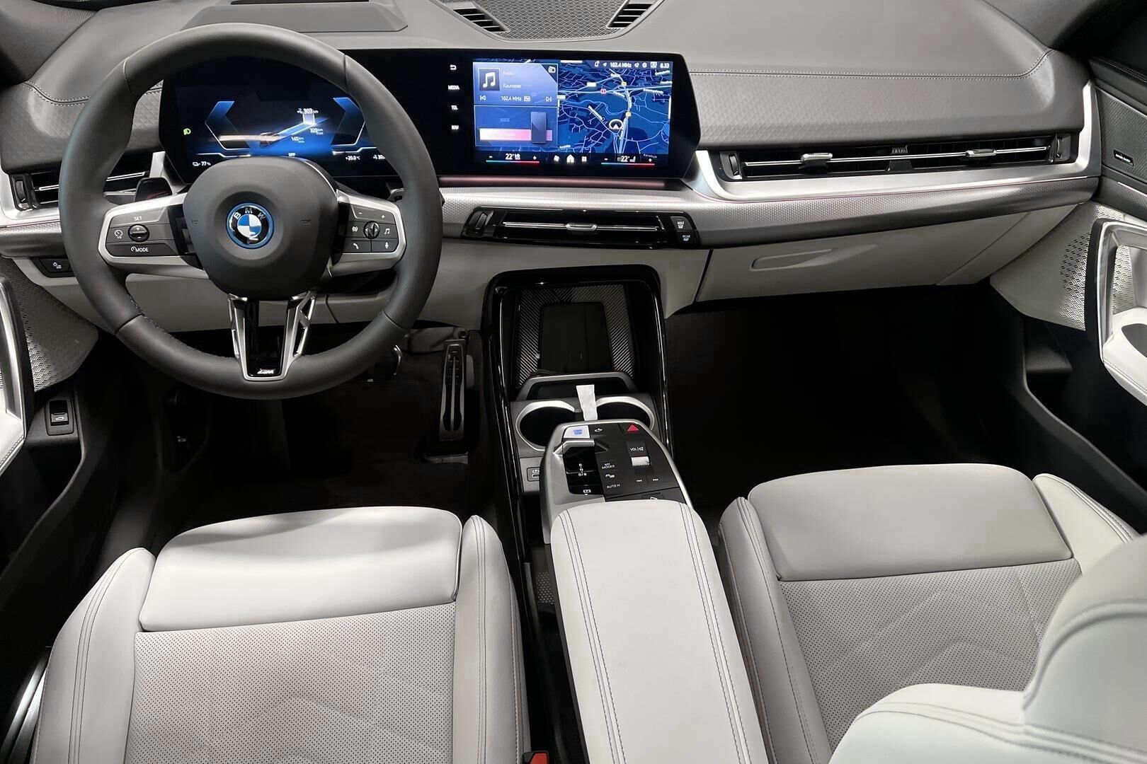 BMW iX2 iso kuva 10
