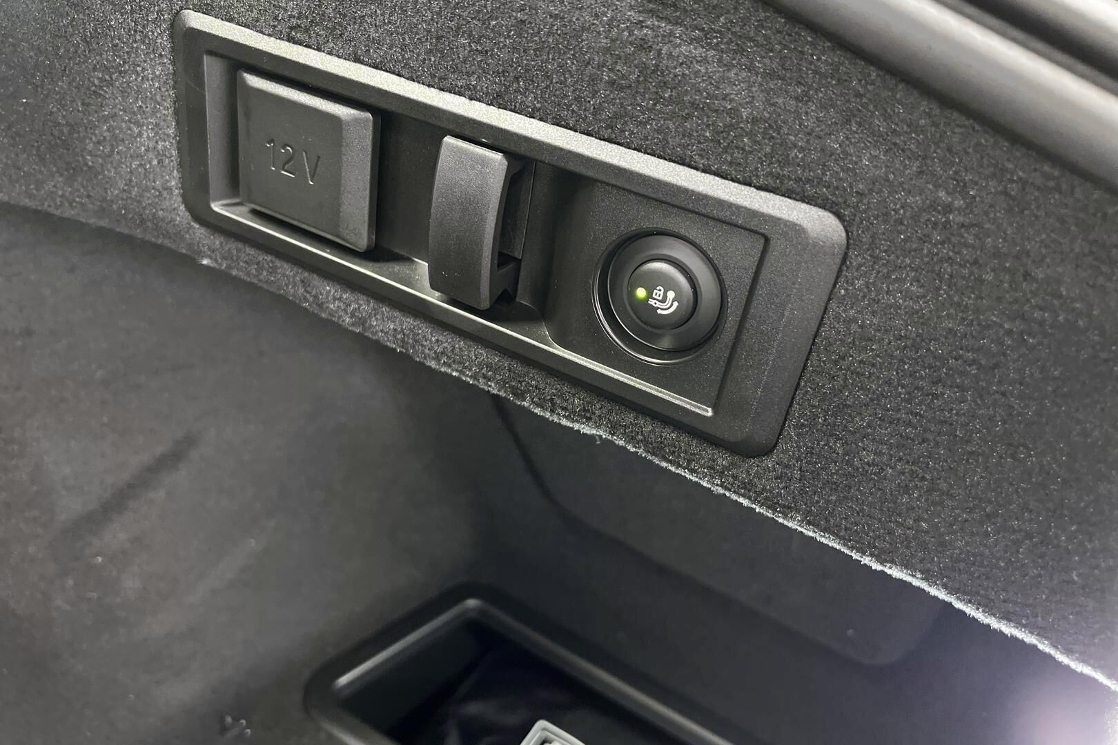 BMW i4 iso kuva 13