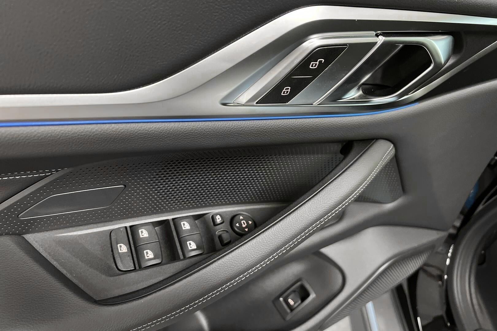 BMW i4 iso kuva 16