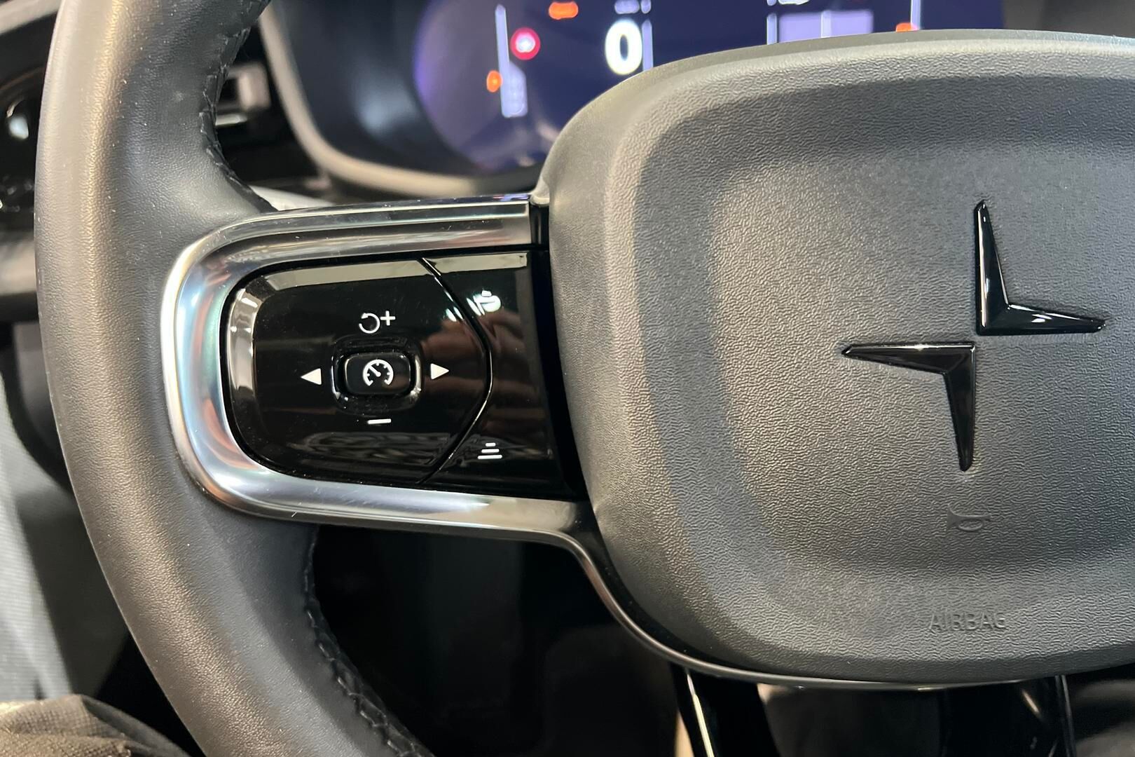 POLESTAR 2 iso kuva 25