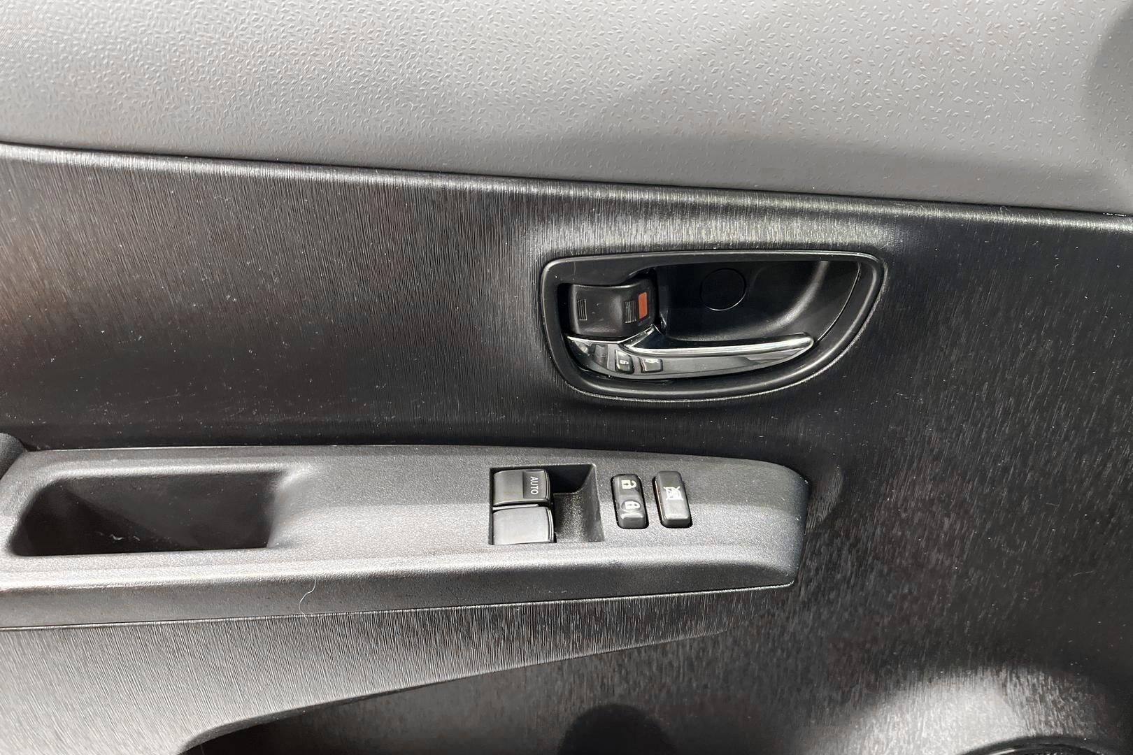 Toyota Yaris iso kuva 16