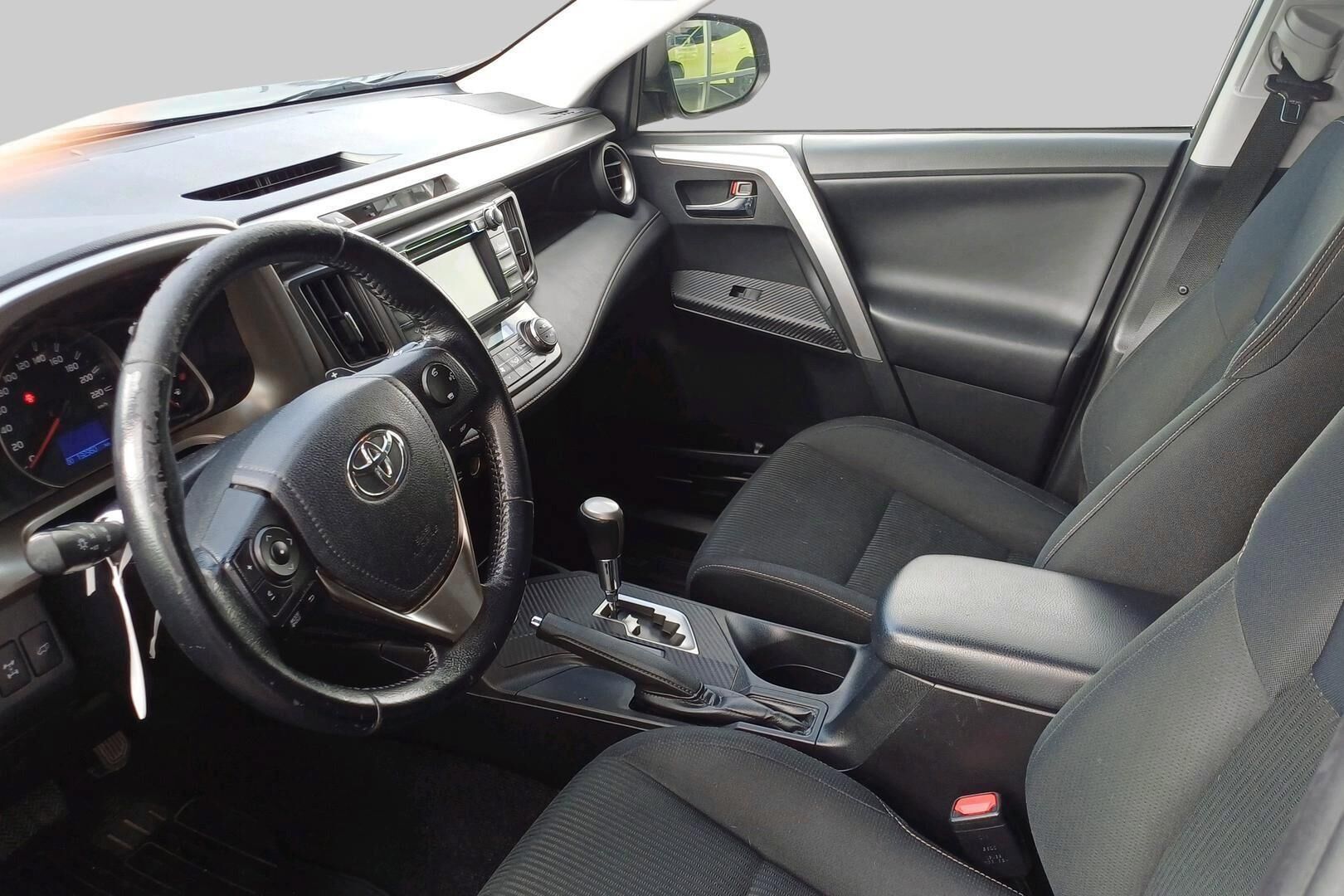 Toyota RAV4 iso kuva 1