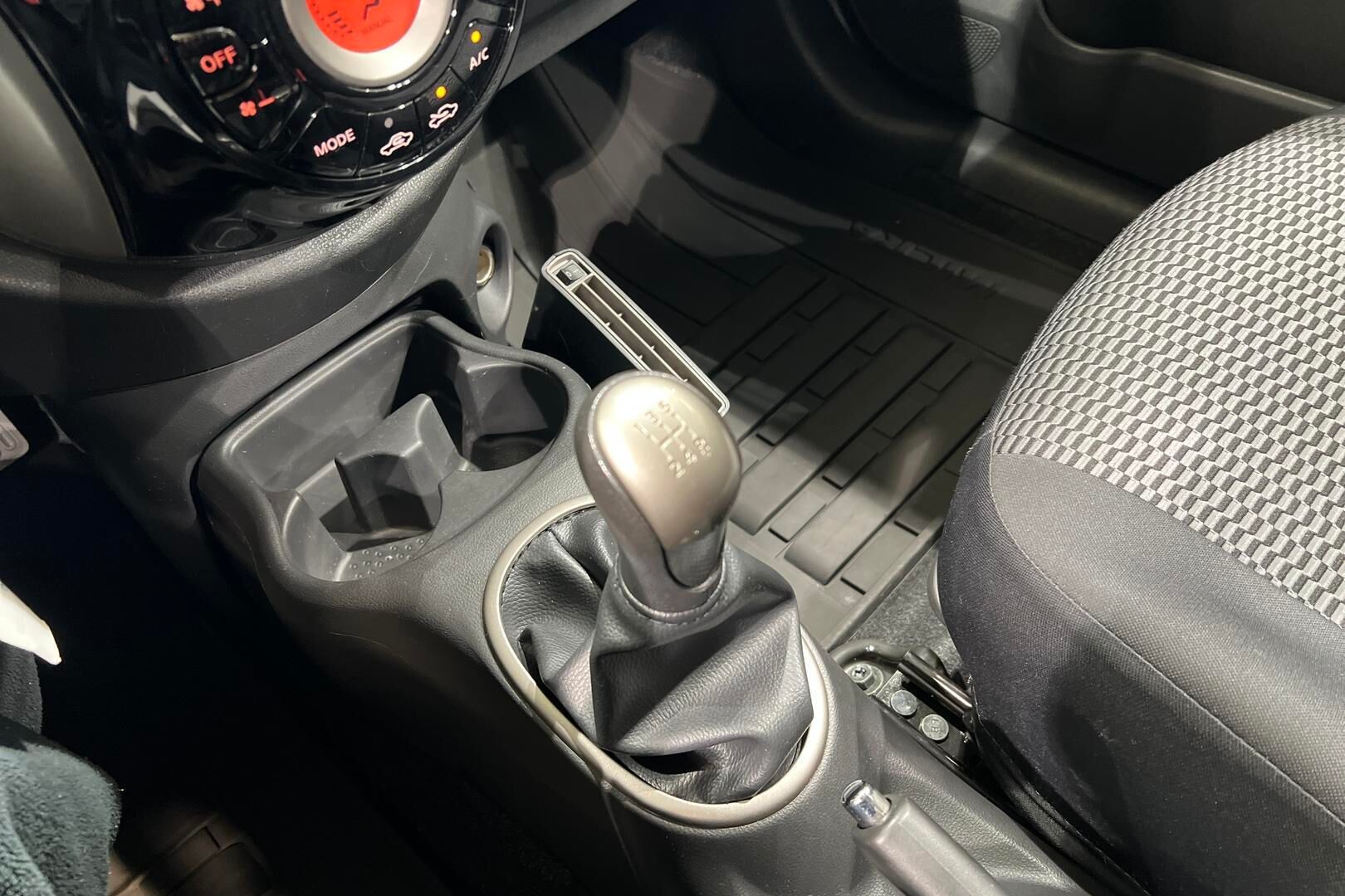 Nissan Micra iso kuva 23