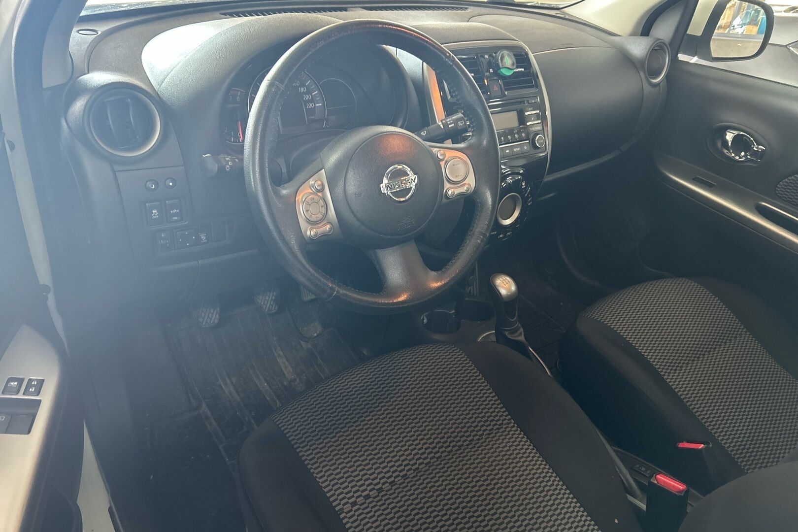 Nissan Micra iso kuva 10