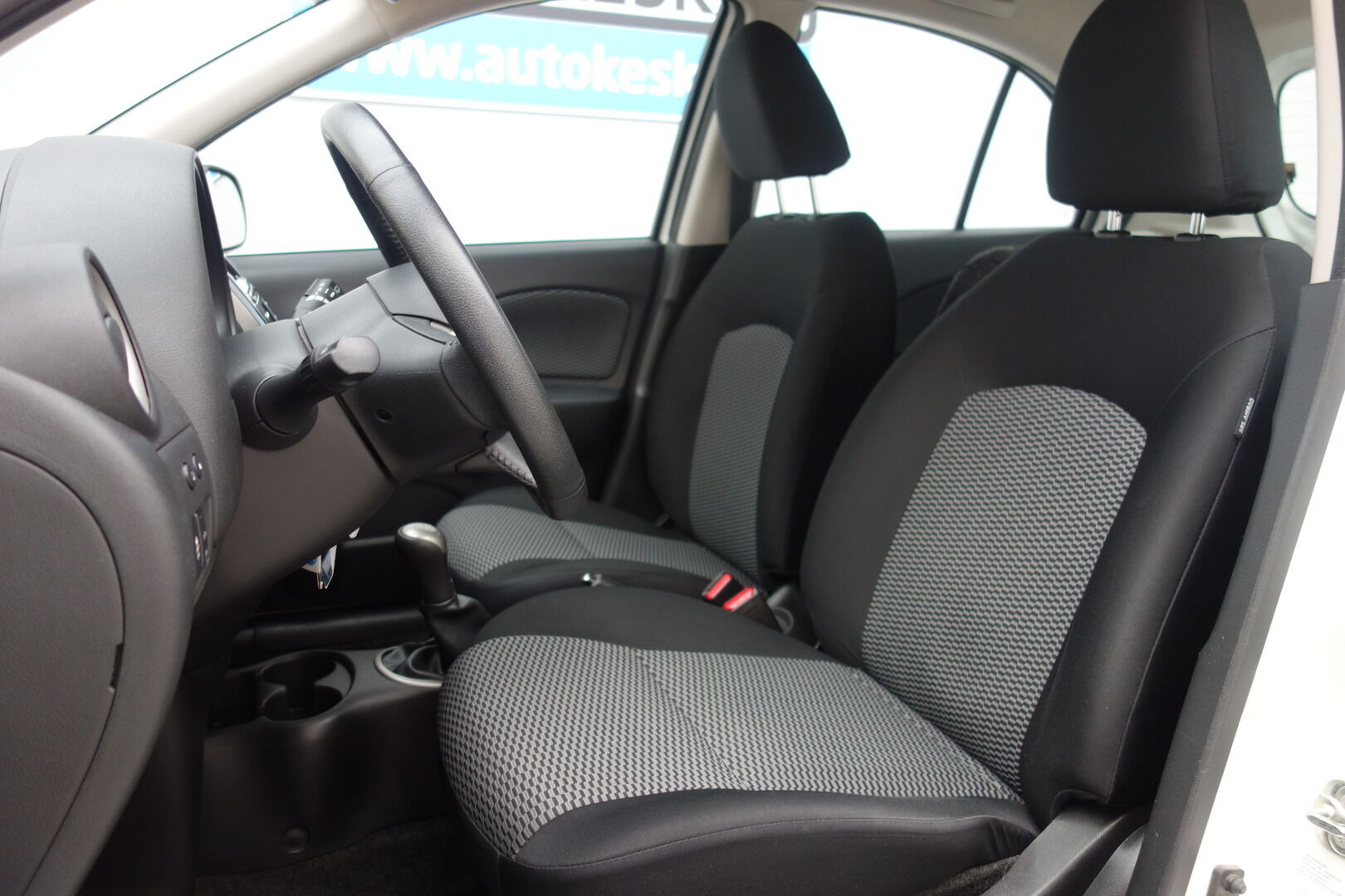 Nissan Micra iso kuva 9