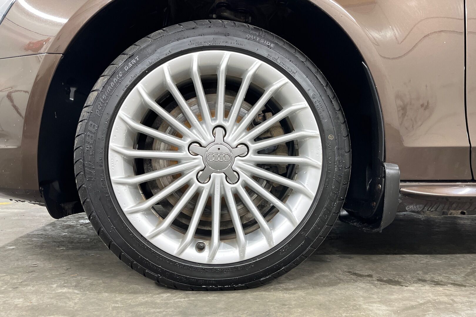 Audi A4 iso kuva 10