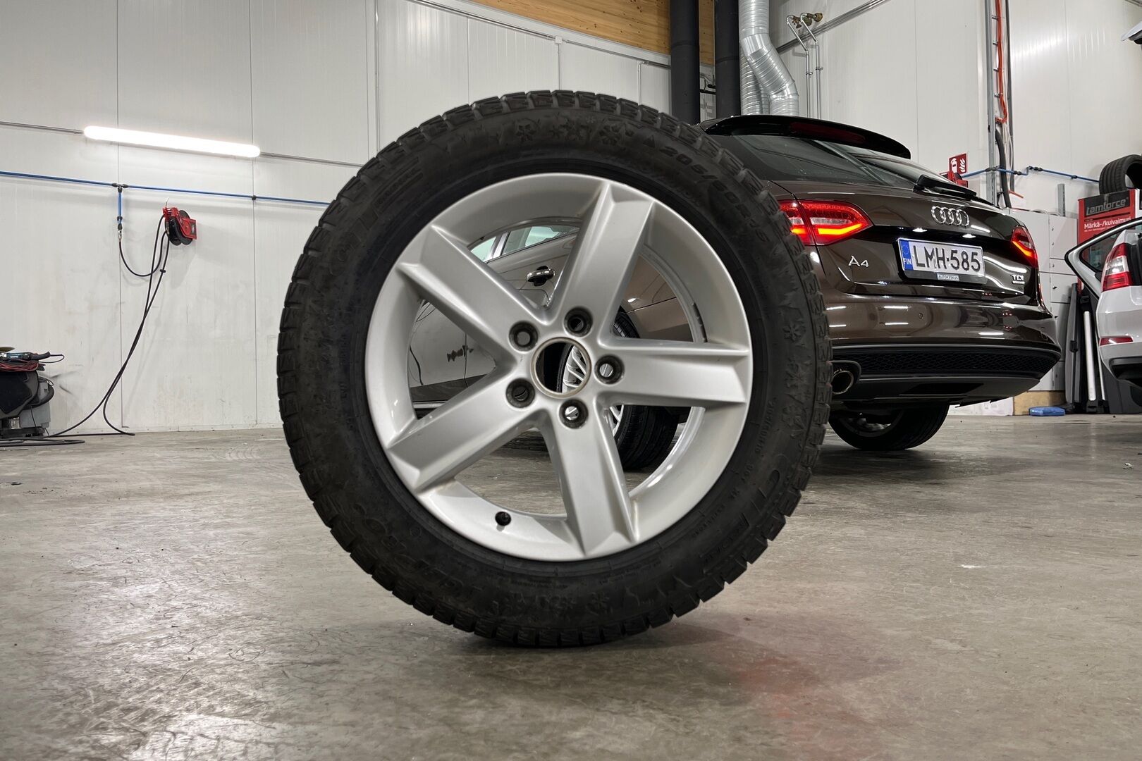 Audi A4 iso kuva 11