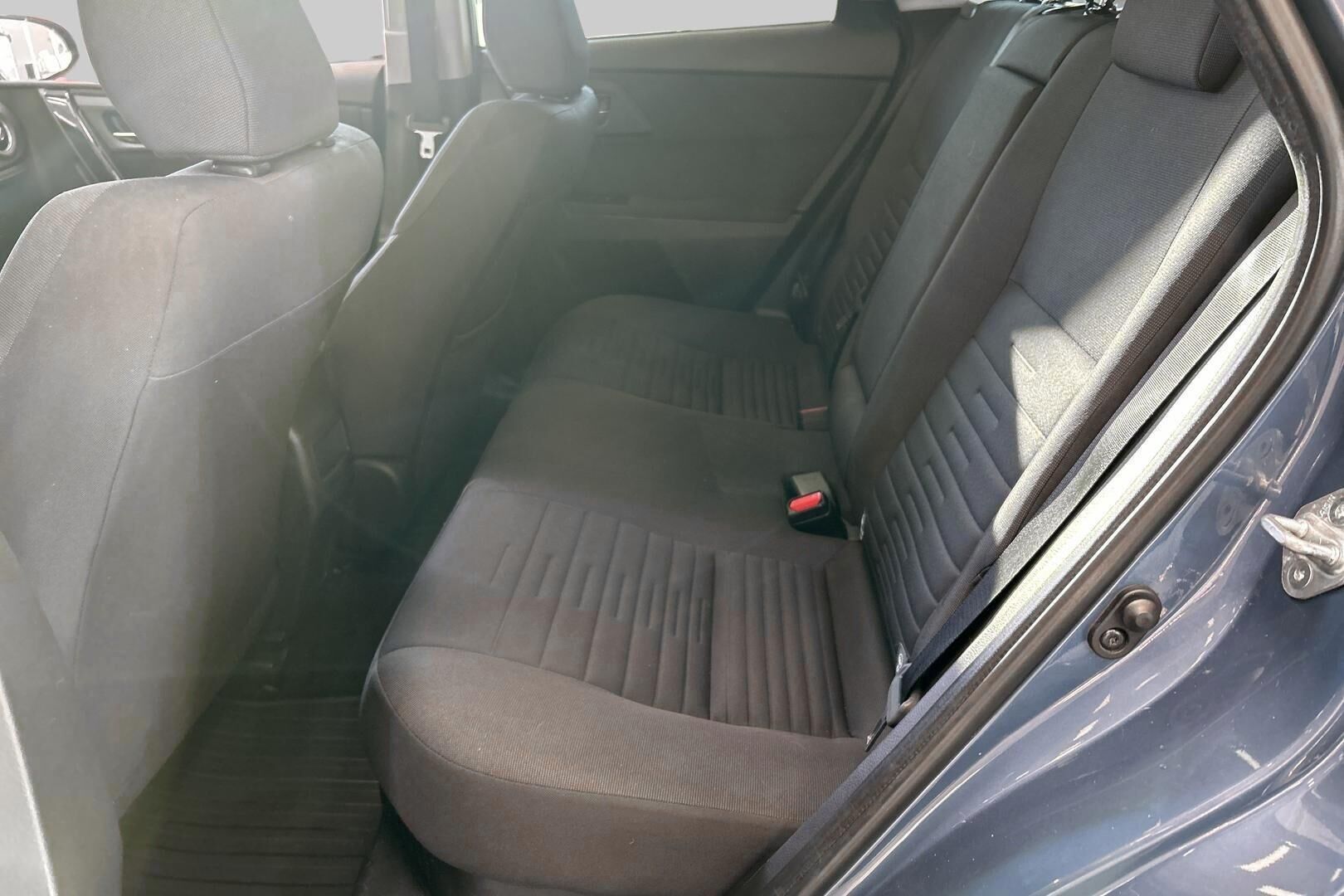 Toyota Auris iso kuva 10