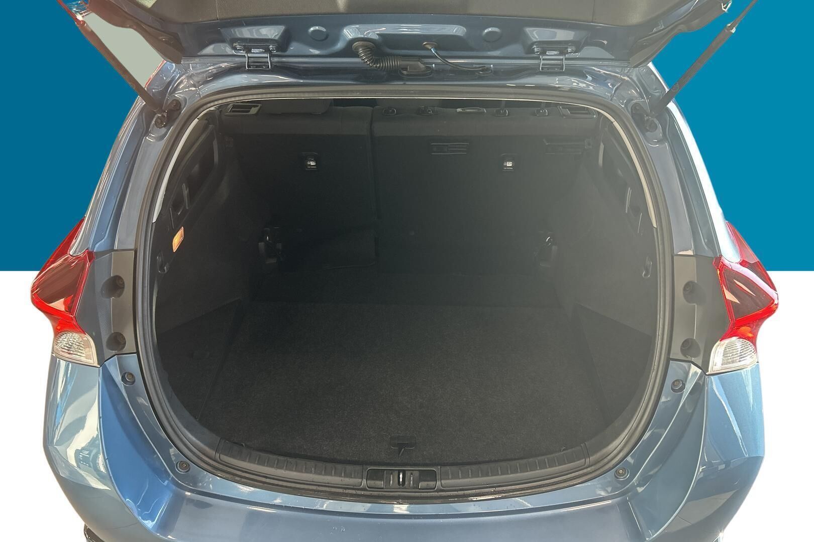 Toyota Auris iso kuva 12