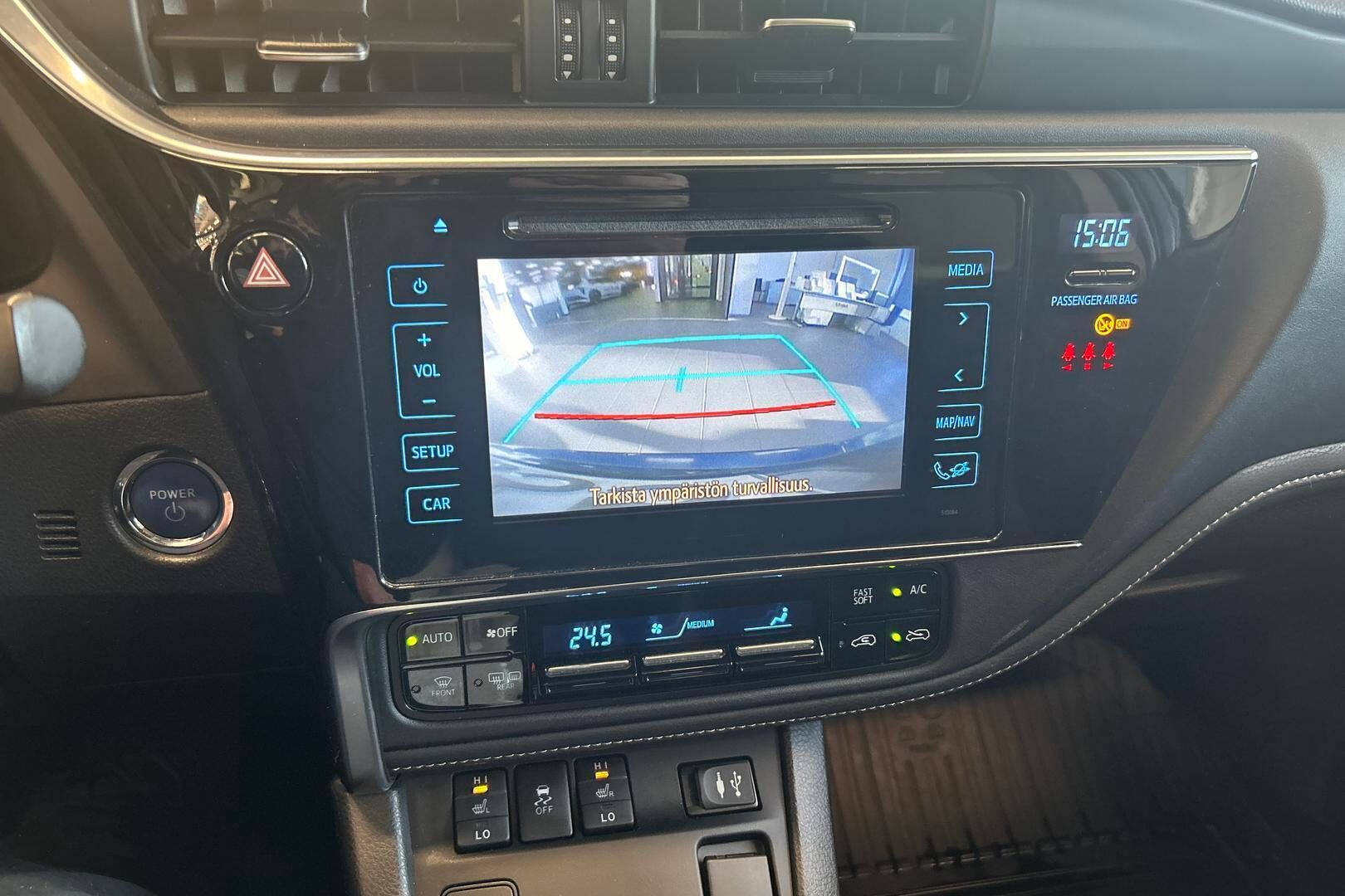 Toyota Auris iso kuva 18