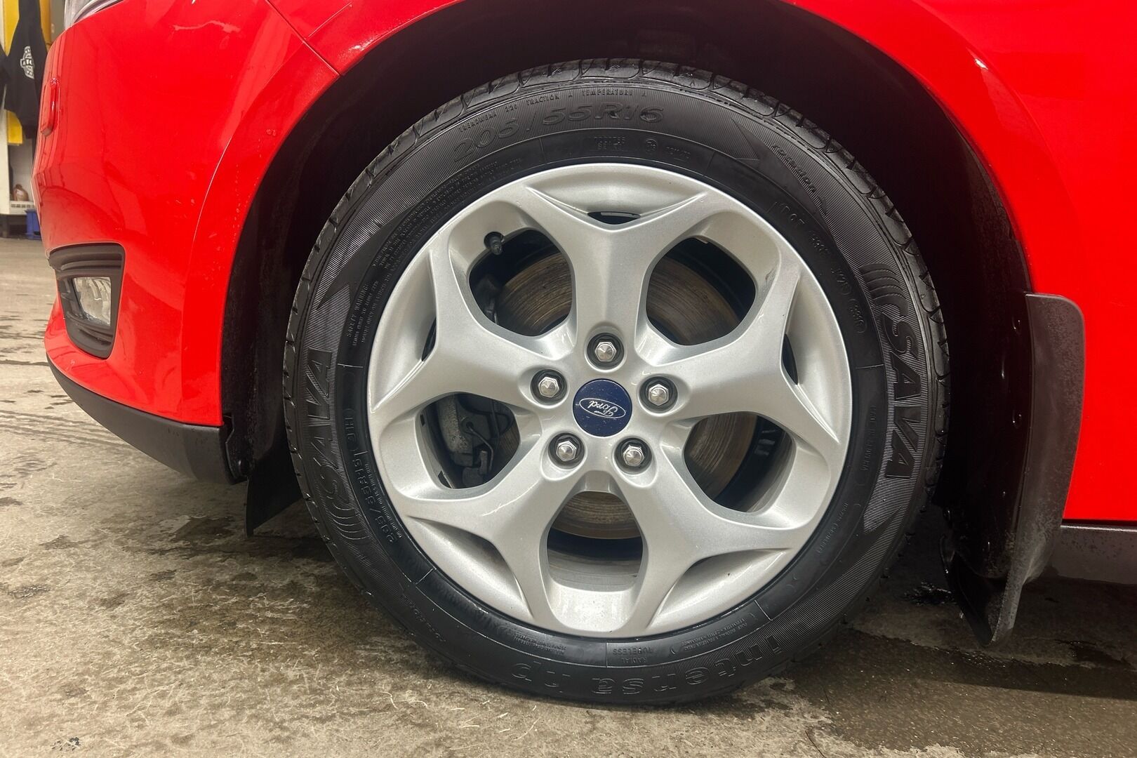 Ford Focus iso kuva 6