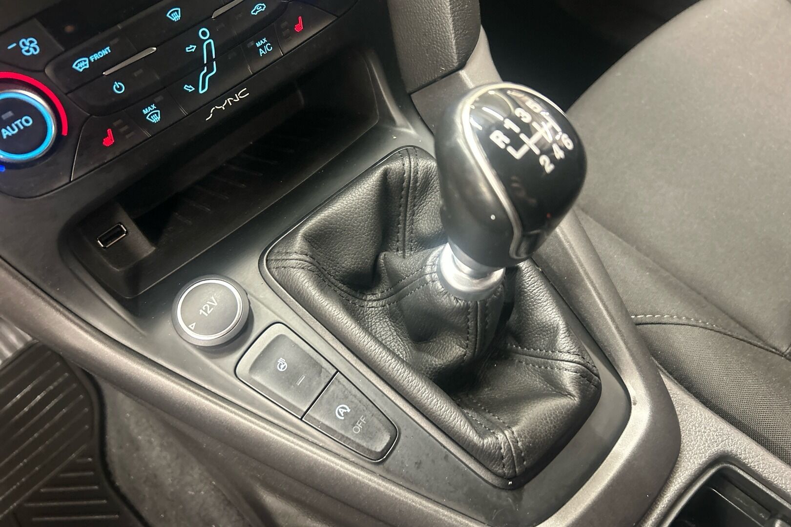 Ford Focus iso kuva 15