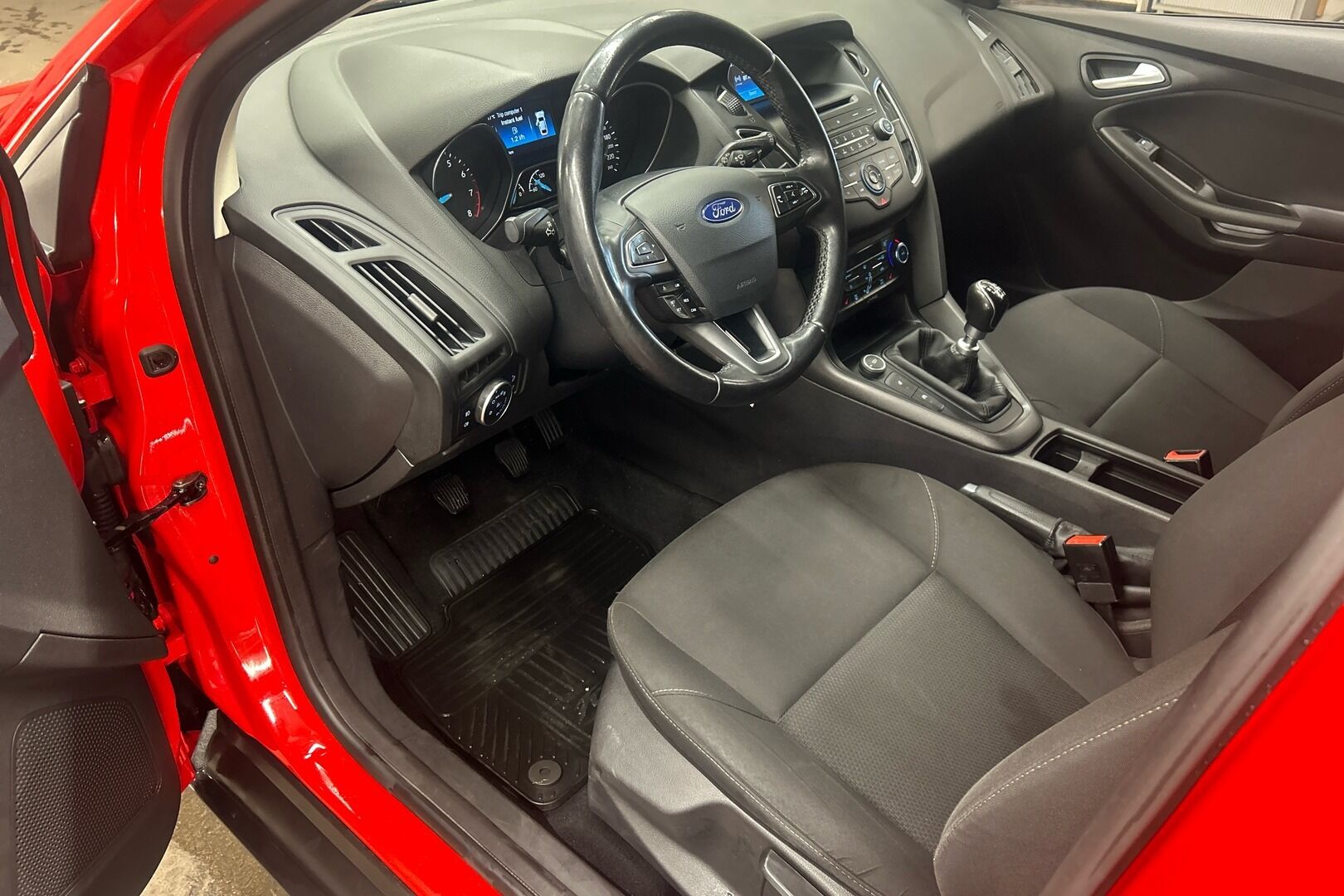 Ford Focus iso kuva 5