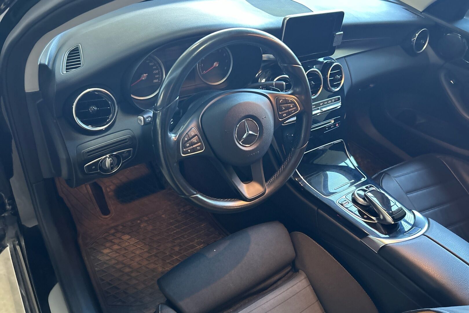 Mercedes-Benz C iso kuva 1