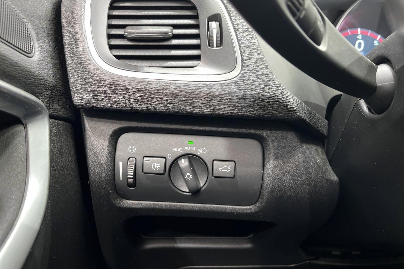 Volvo V40 iso kuva 29