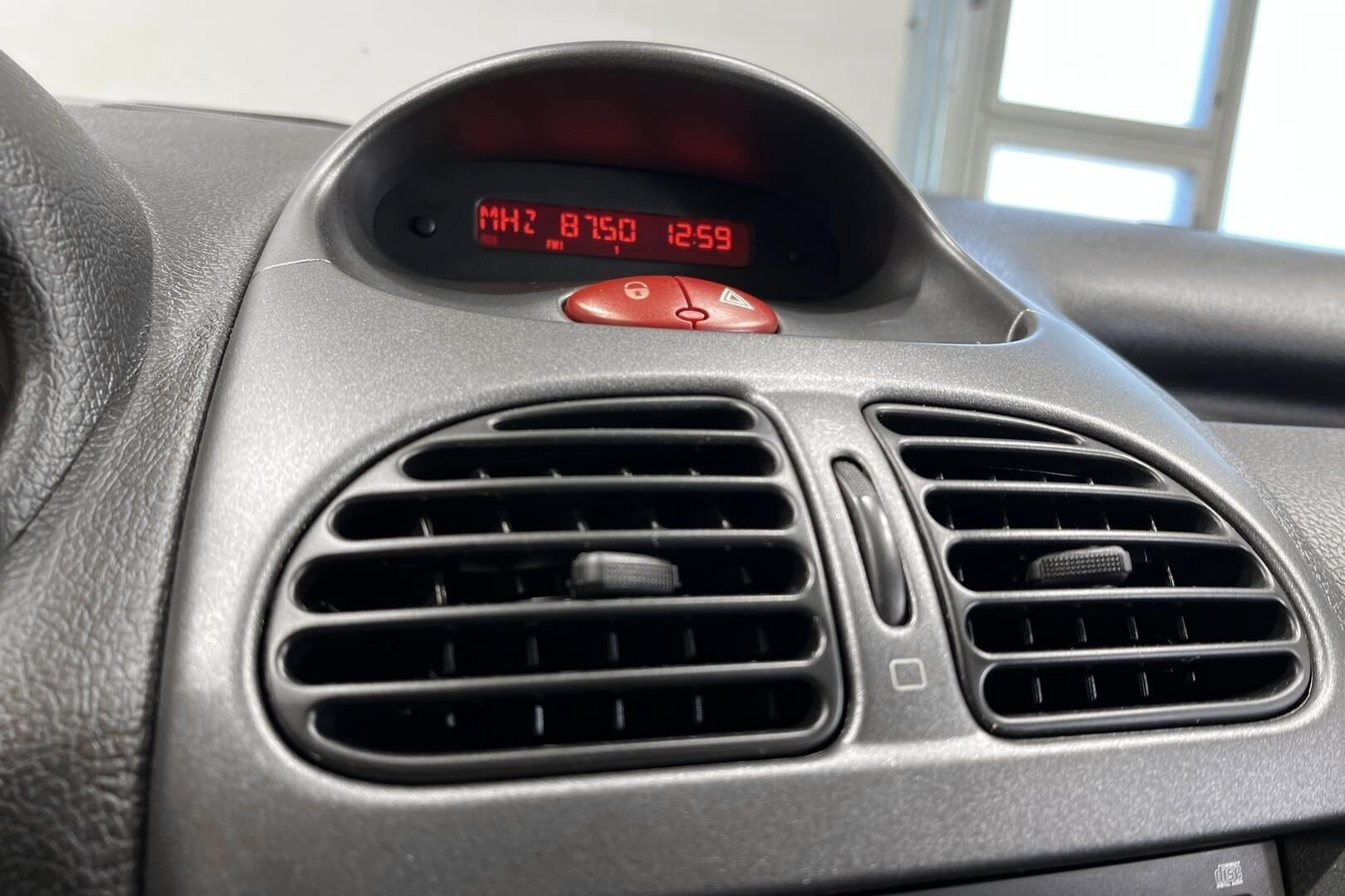 Peugeot 206 iso kuva 14