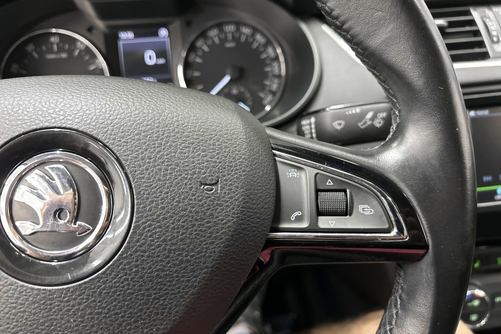 Skoda Octavia iso kuva 17