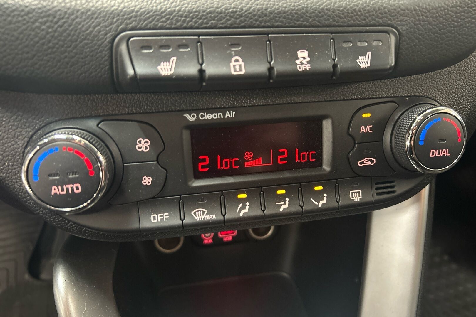 Kia cee'd iso kuva 19