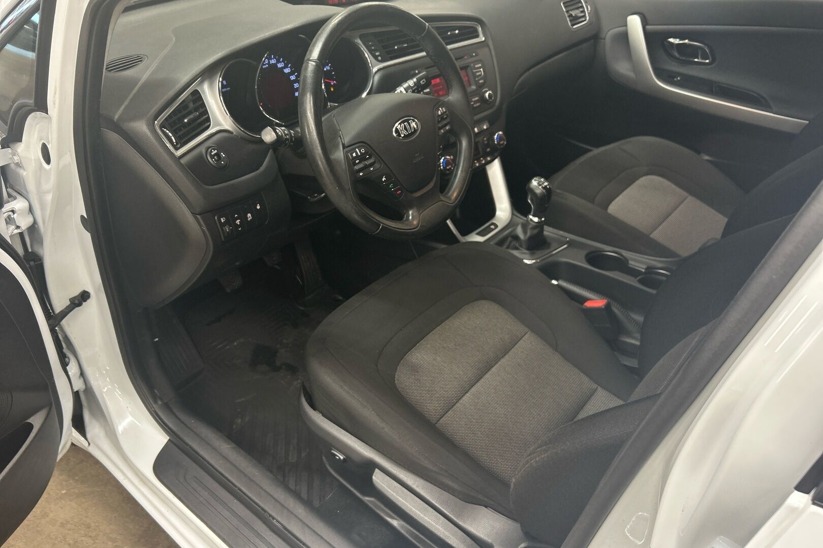Kia cee'd iso kuva 7