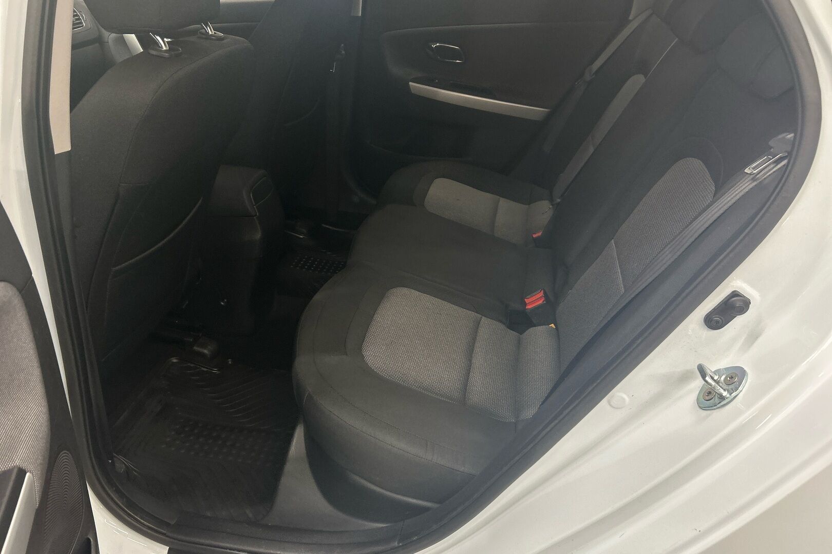 Kia cee'd iso kuva 8