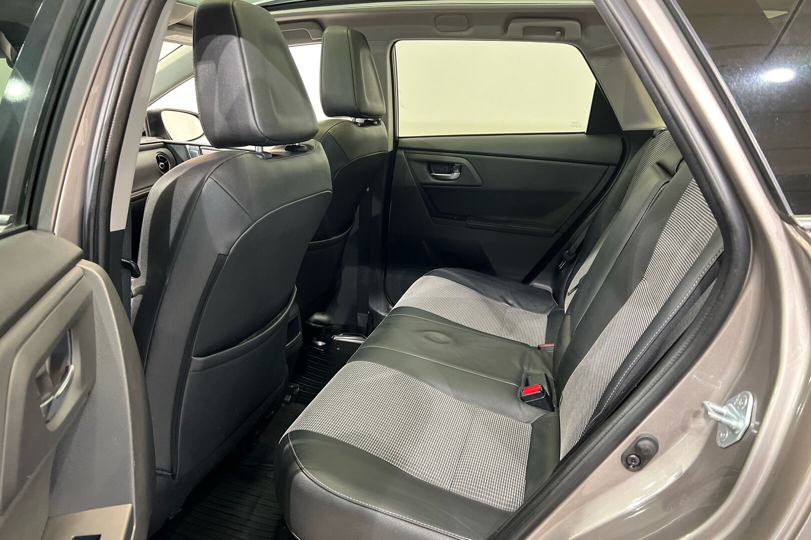 Toyota Auris iso kuva 10