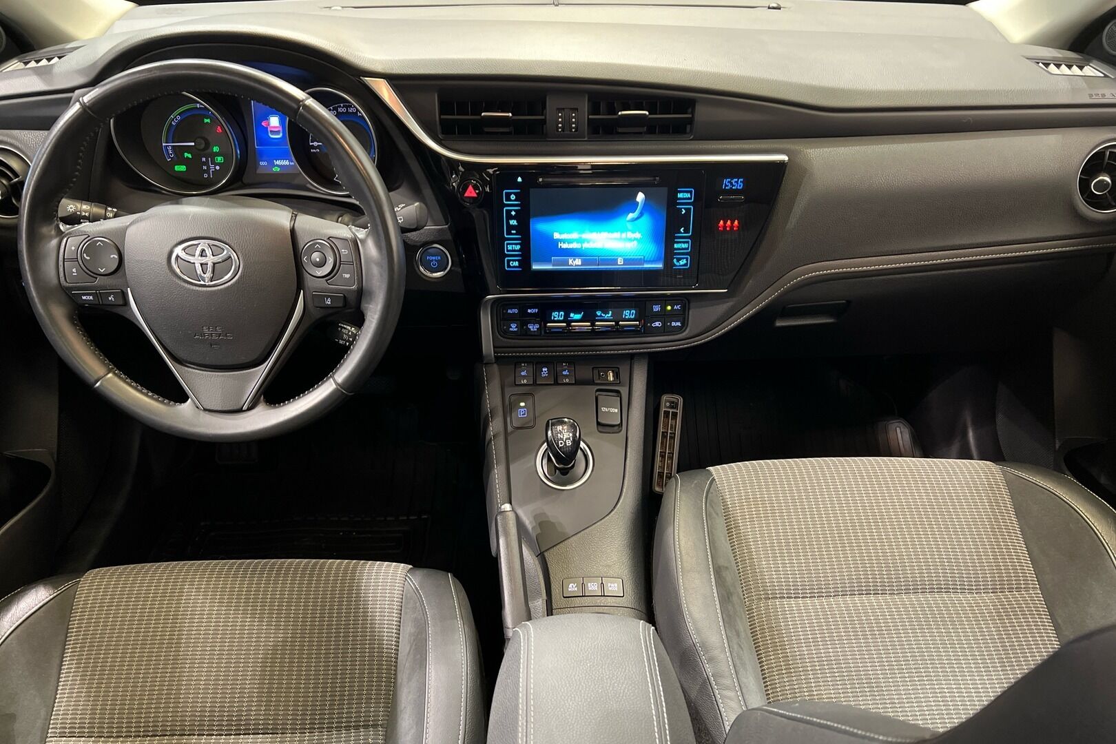 Toyota Auris iso kuva 11