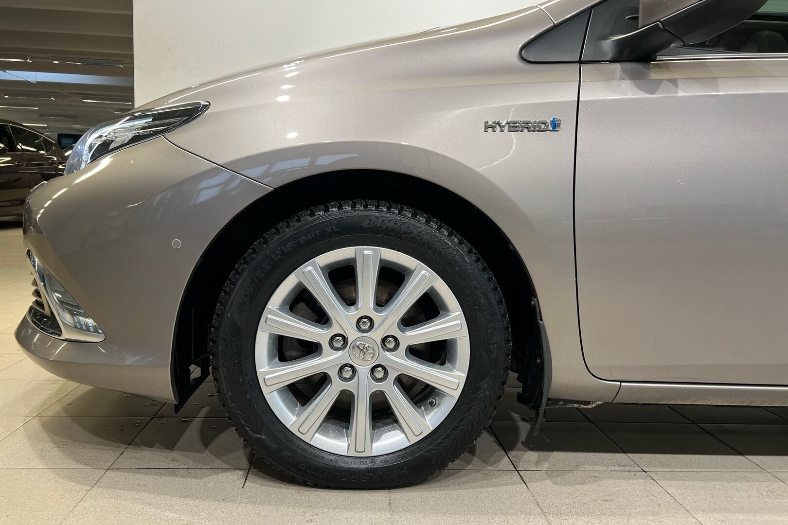 Toyota Auris iso kuva 13