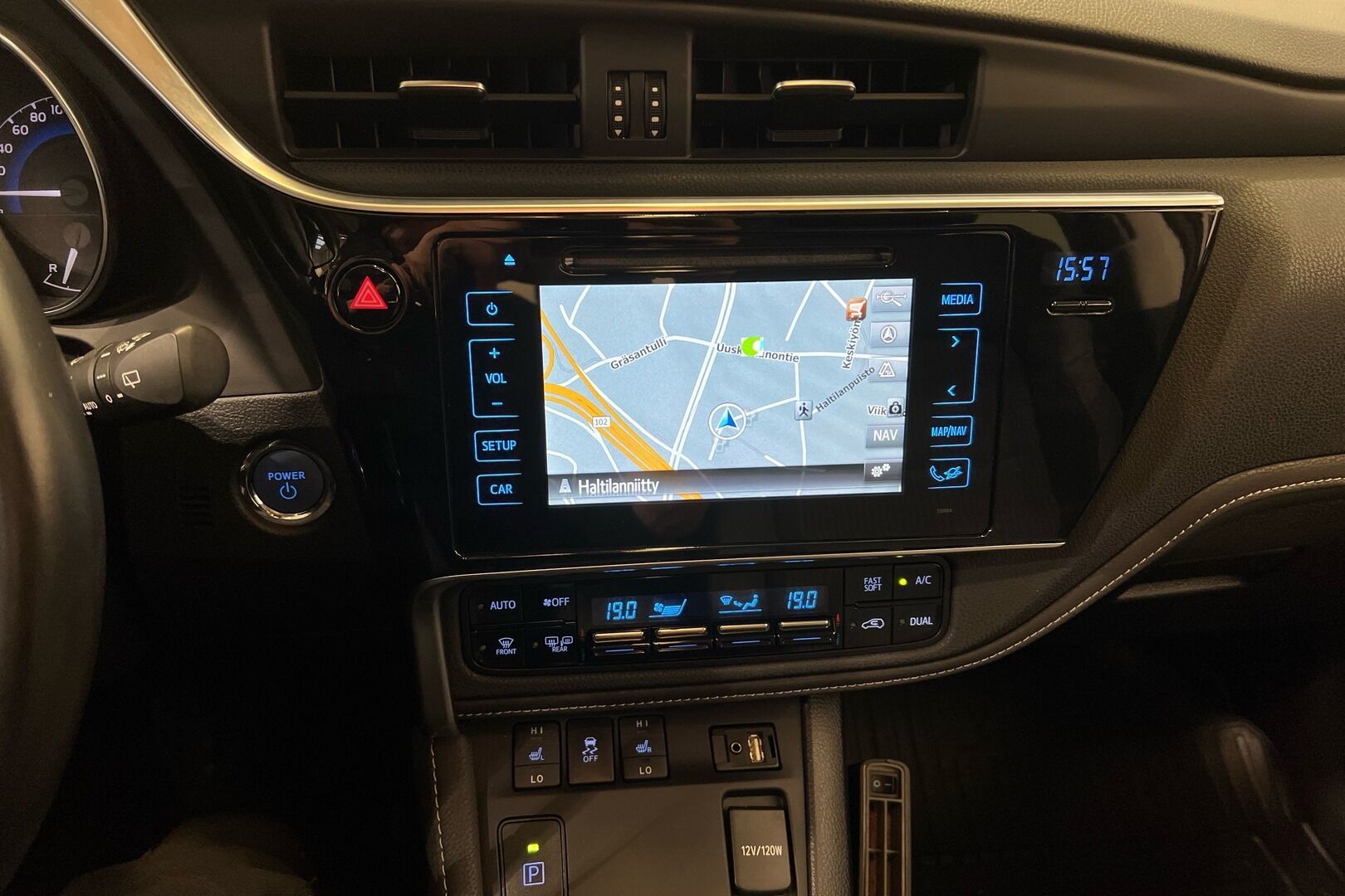 Toyota Auris iso kuva 14