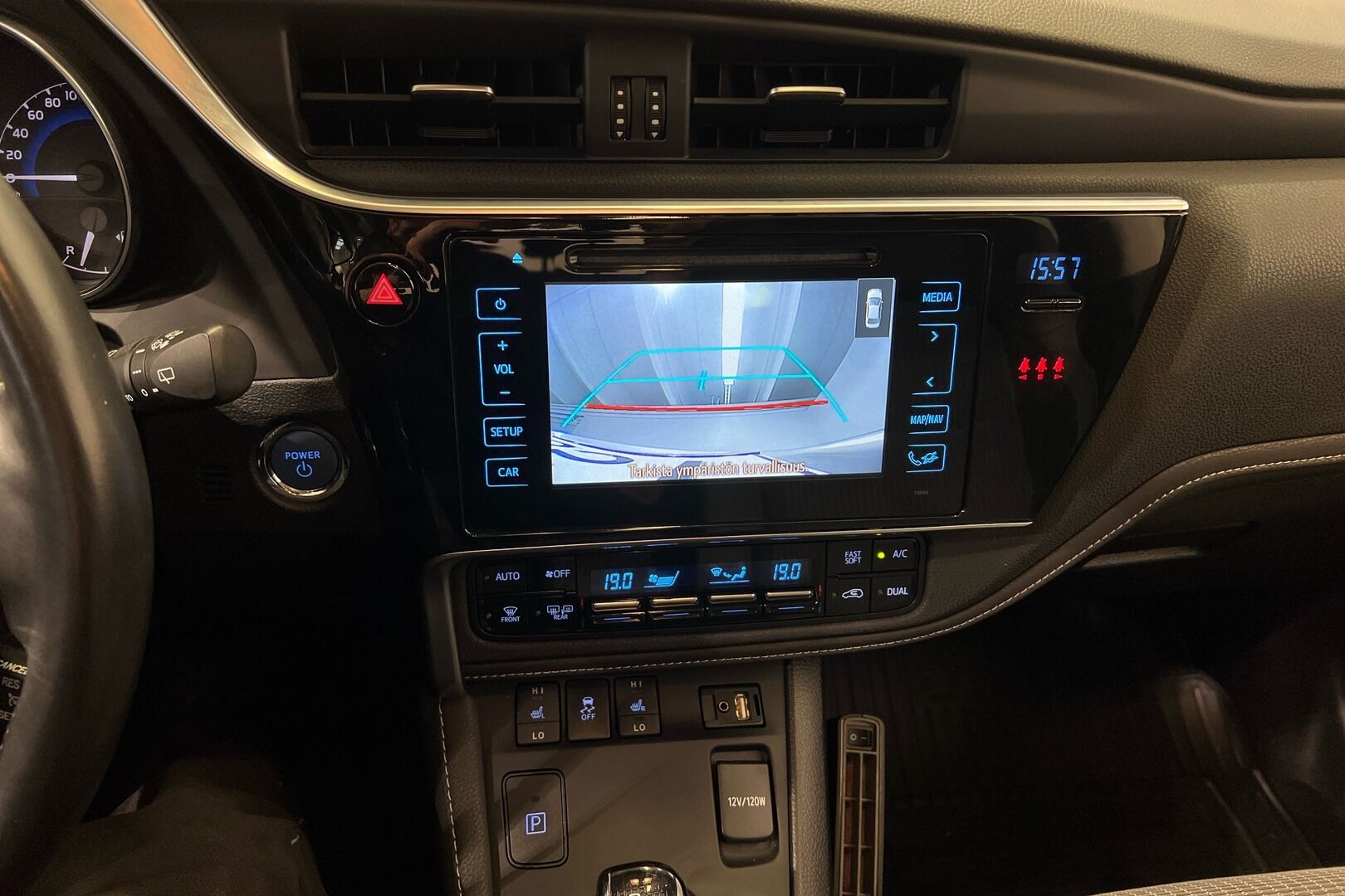 Toyota Auris iso kuva 16