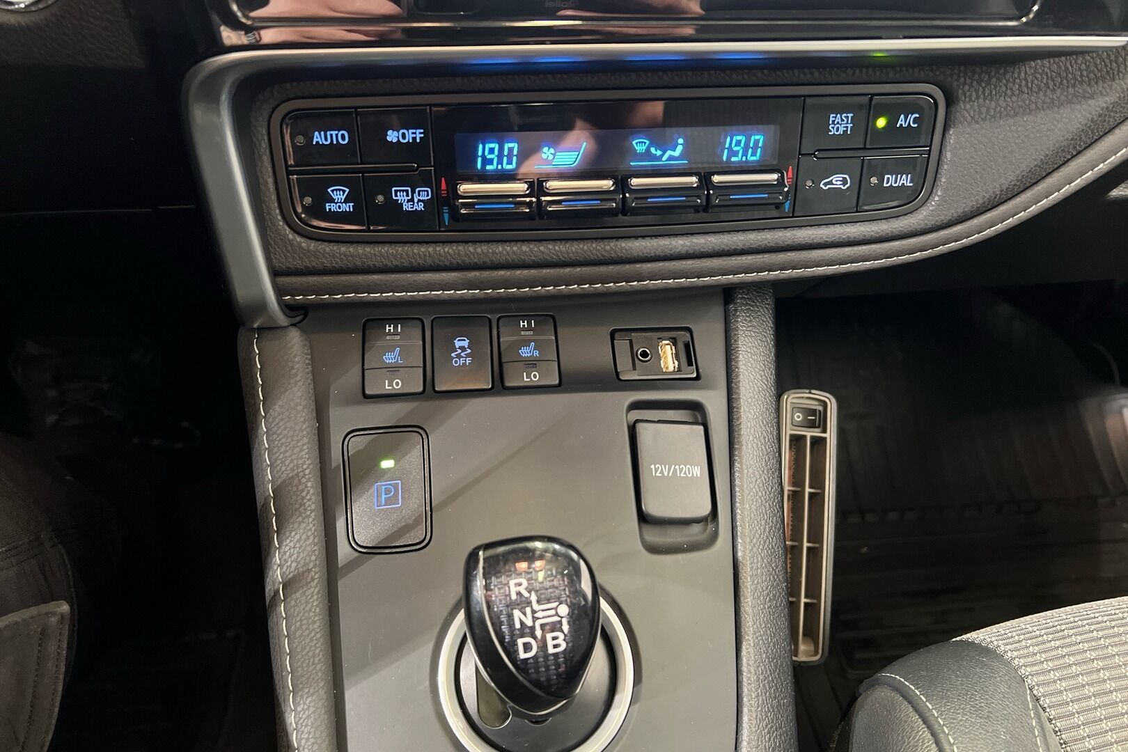 Toyota Auris iso kuva 17