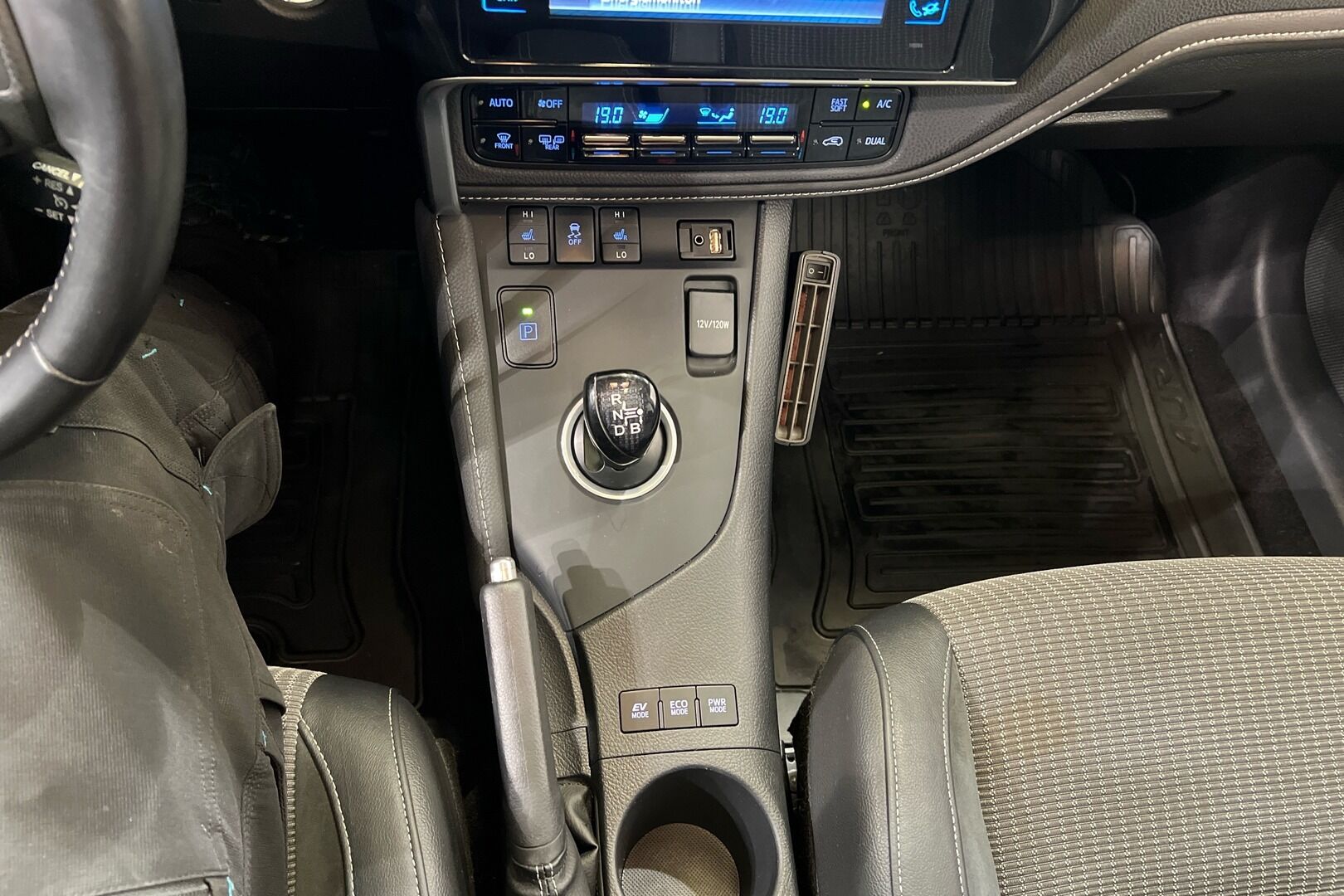 Toyota Auris iso kuva 23