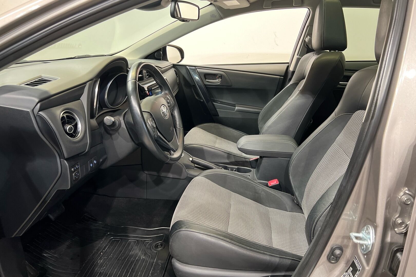 Toyota Auris iso kuva 6