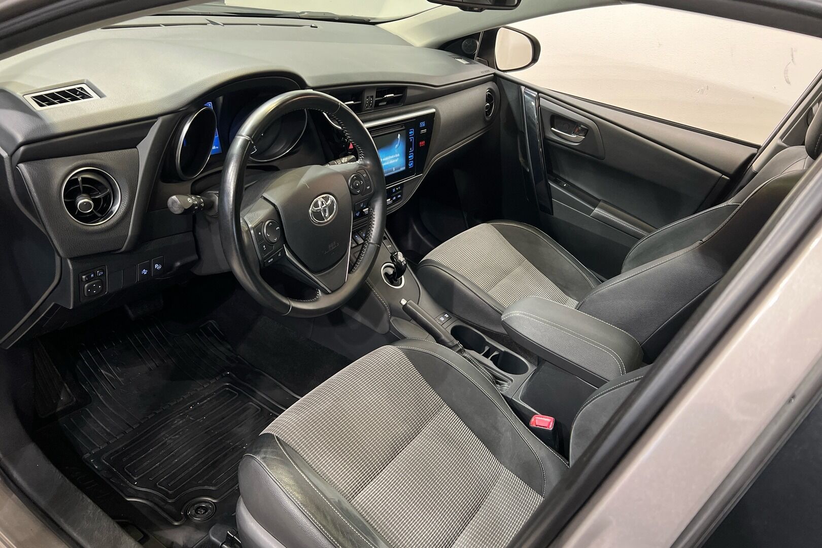 Toyota Auris iso kuva 7