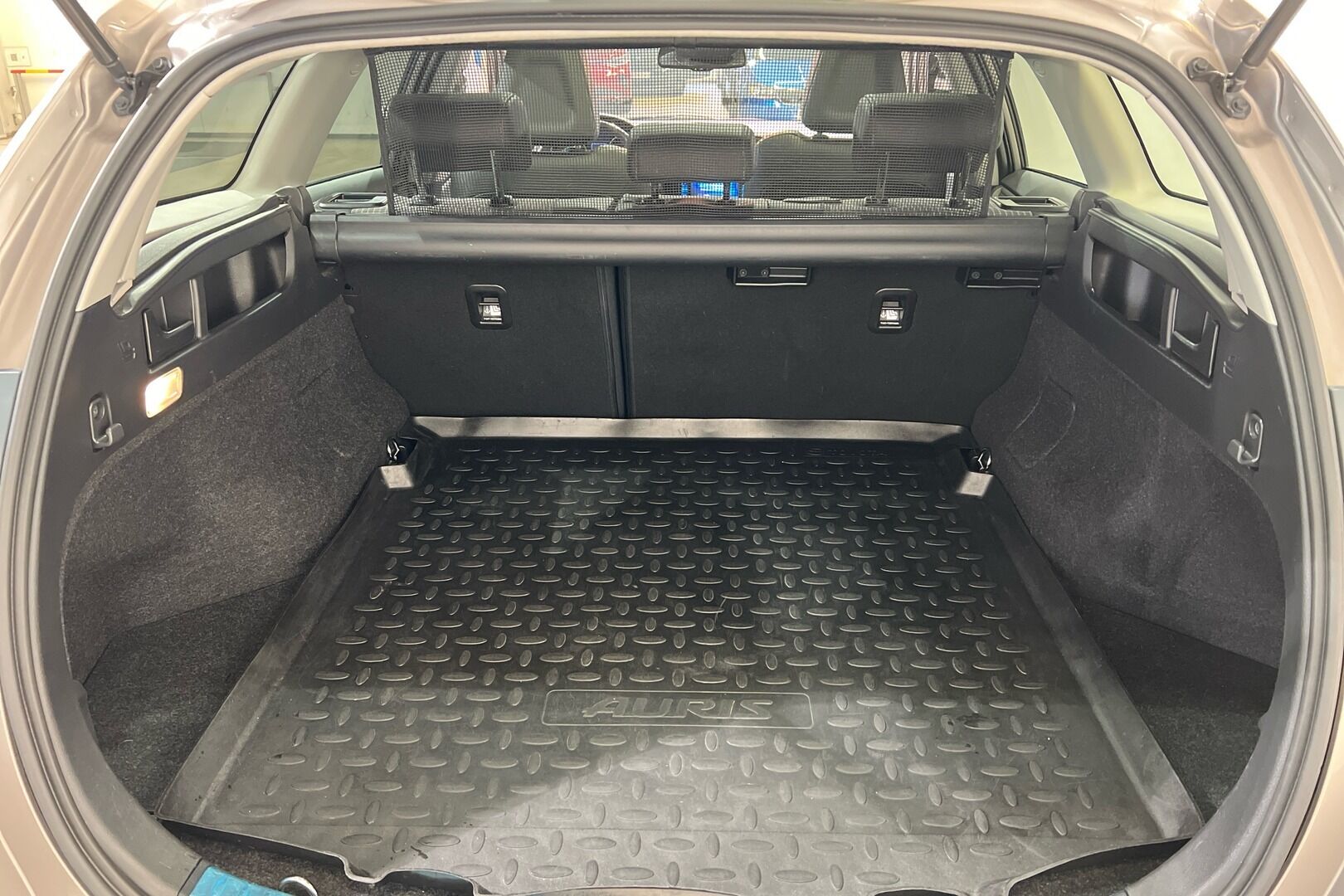 Toyota Auris iso kuva 8