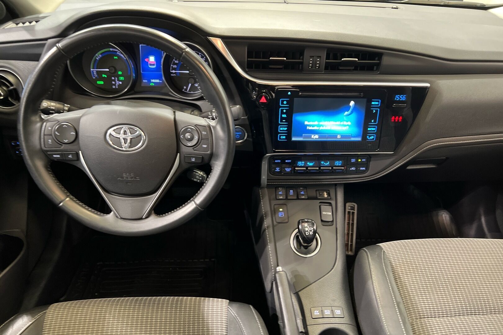 Toyota Auris iso kuva 9
