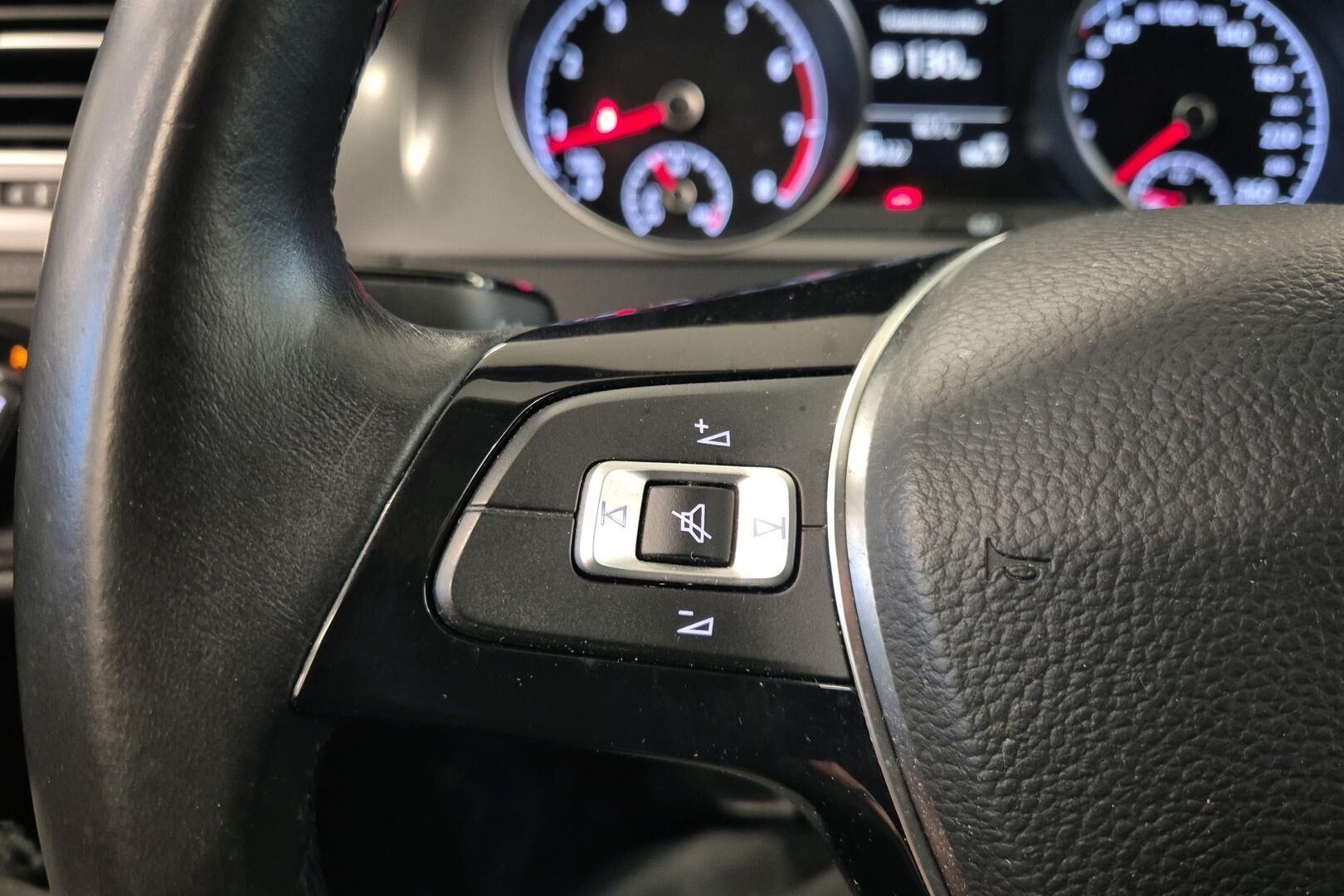 Volkswagen Golf iso kuva 12