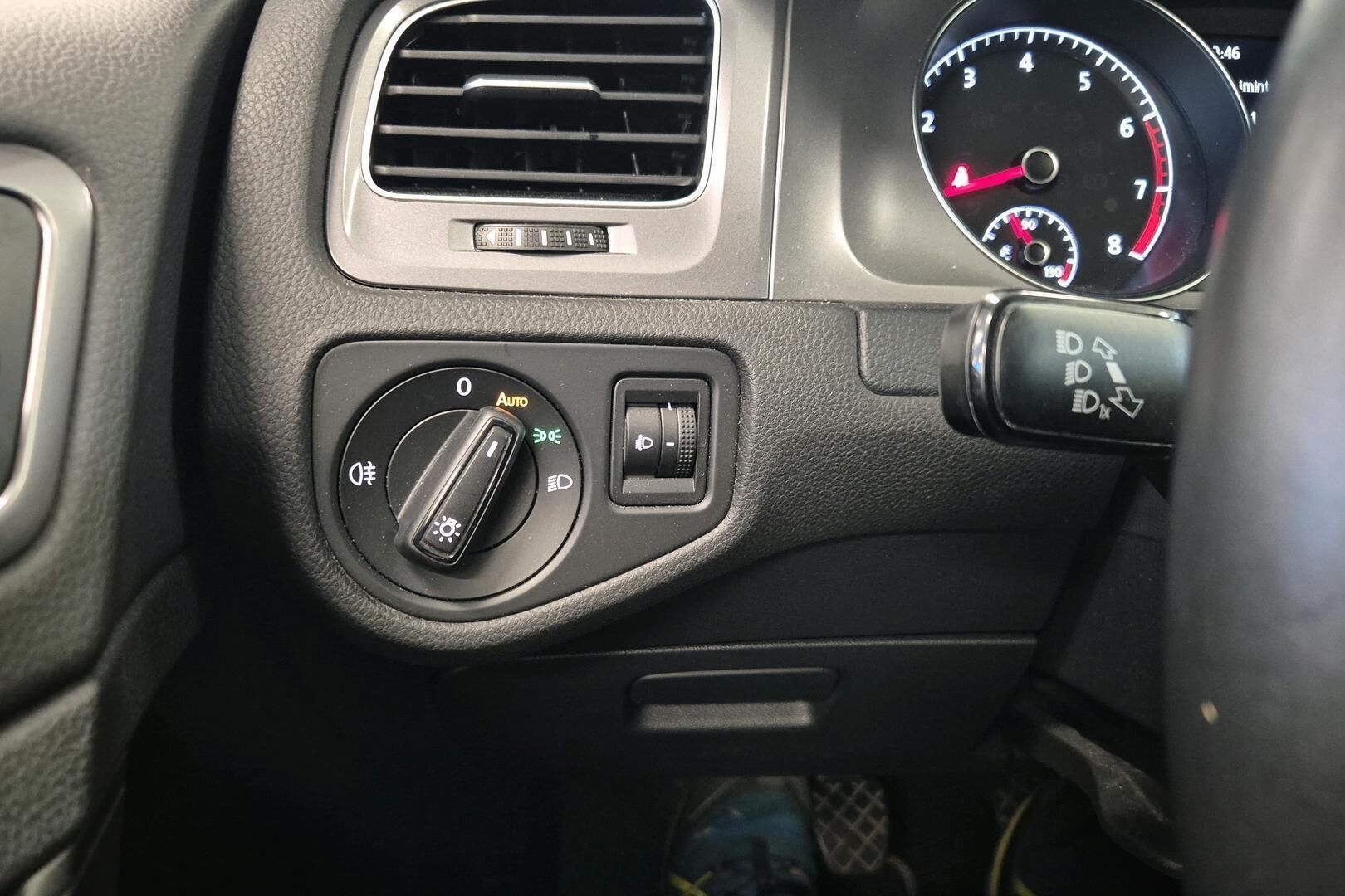 Volkswagen Golf iso kuva 14