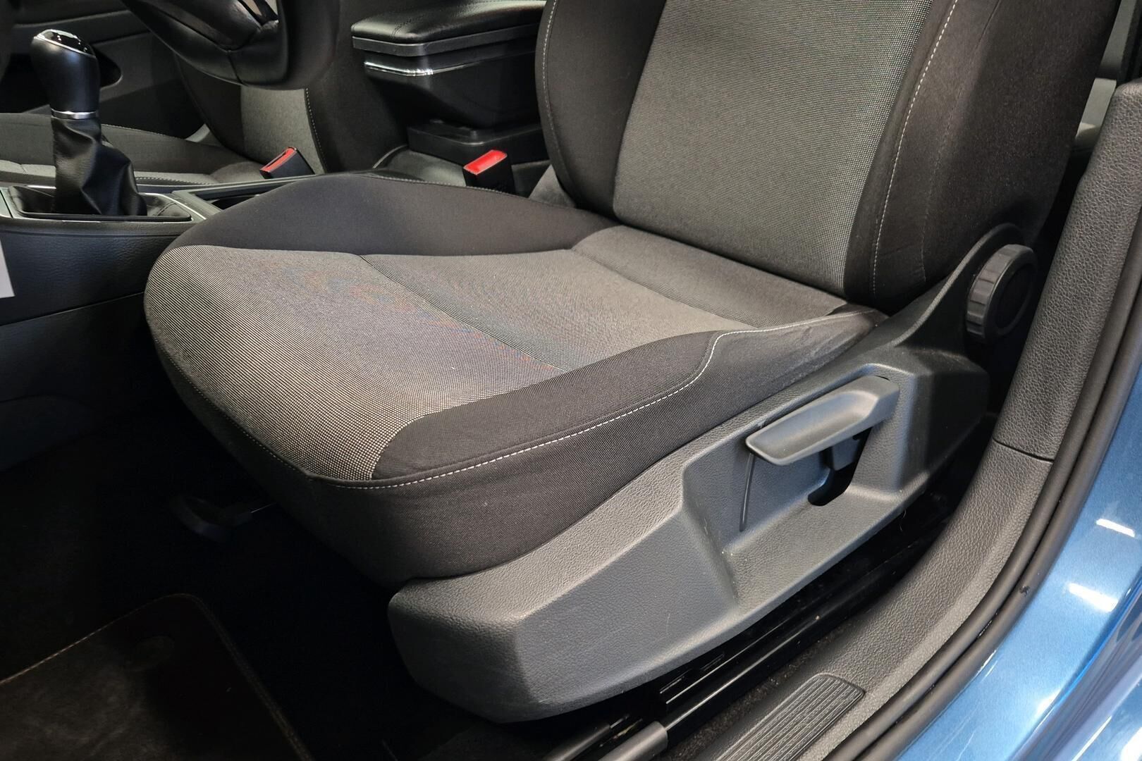 Volkswagen Golf iso kuva 15