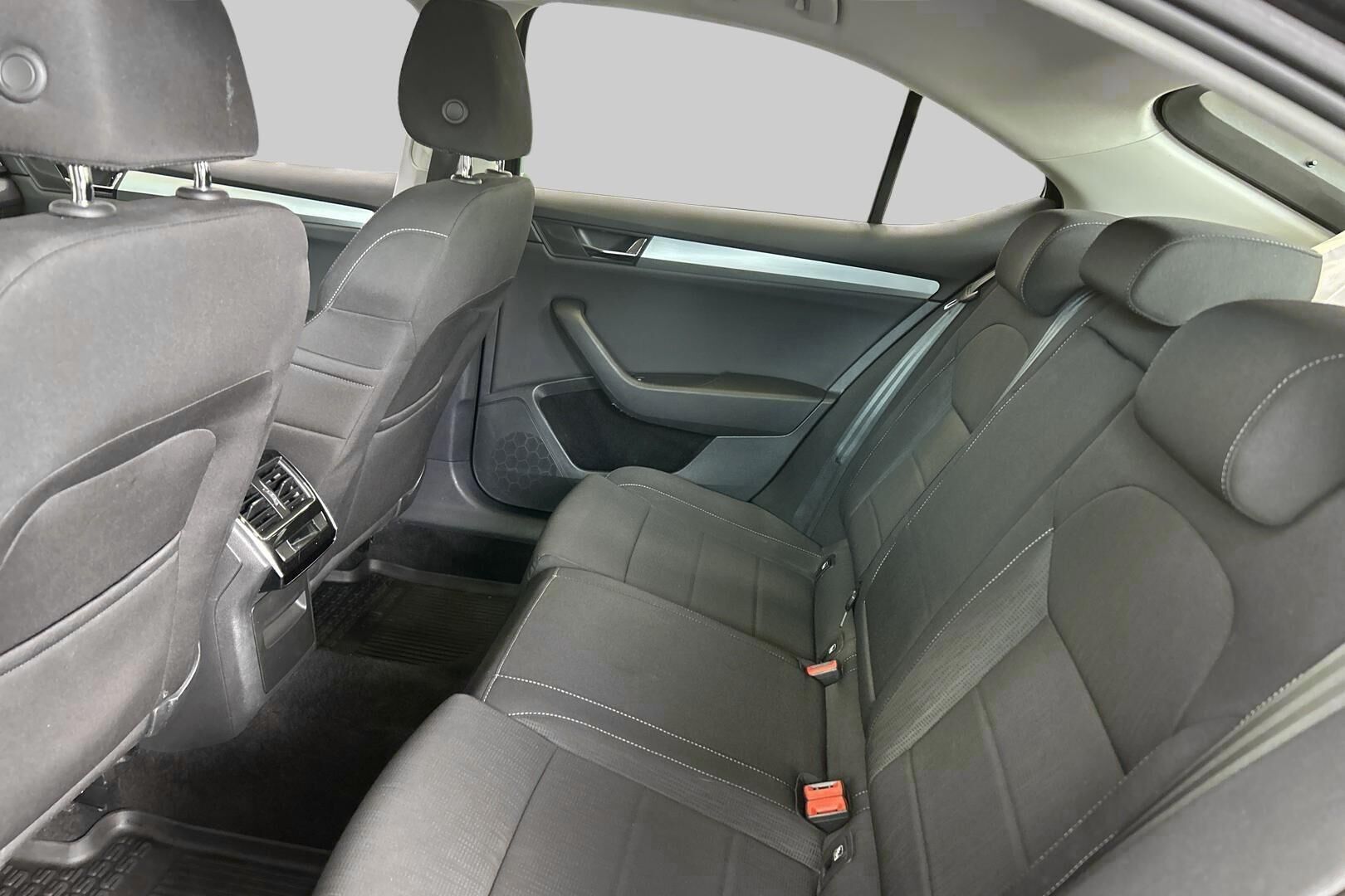 Skoda Superb iso kuva 8