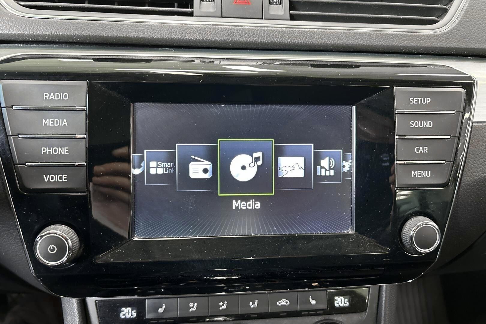 Skoda Superb iso kuva 15