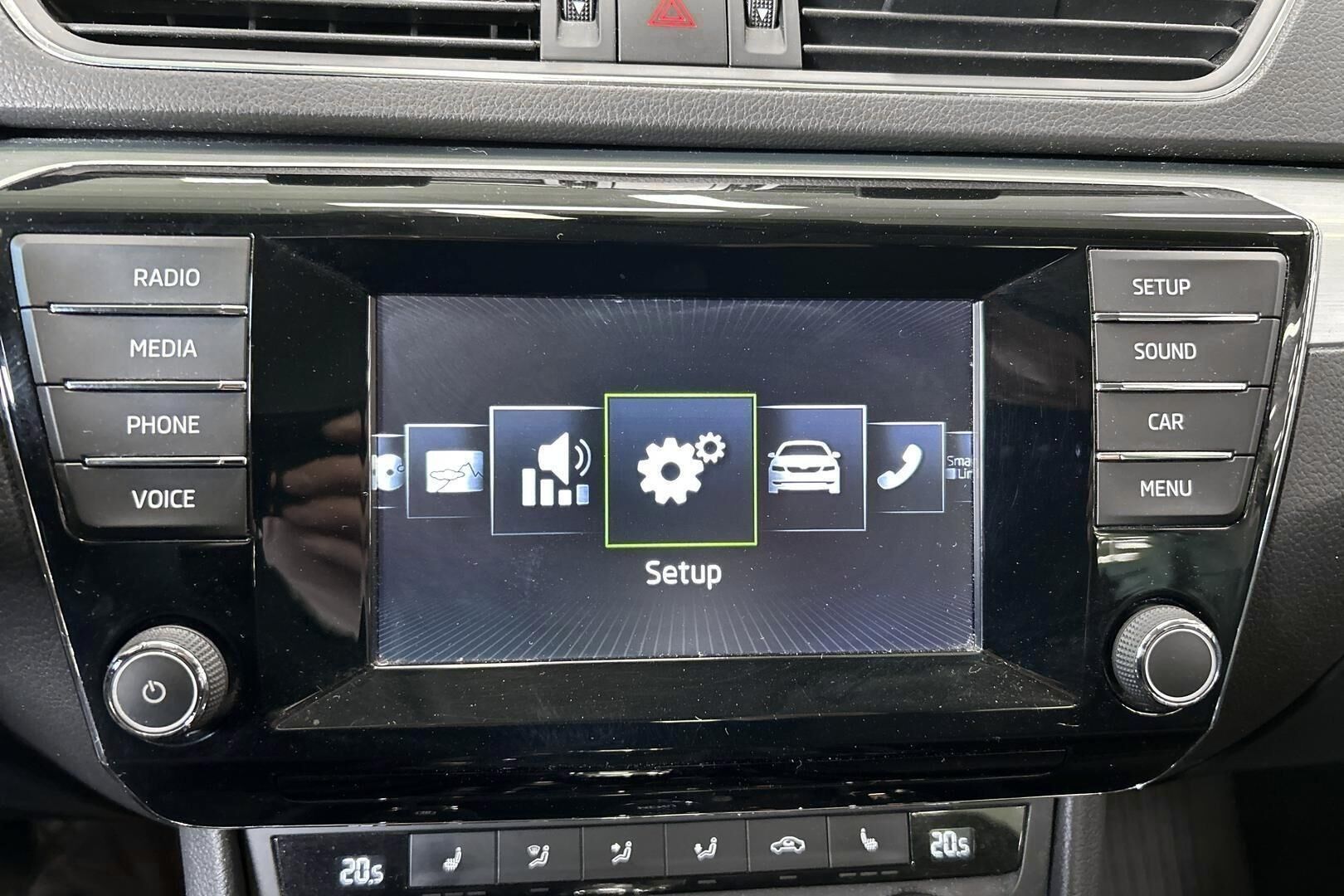 Skoda Superb iso kuva 16