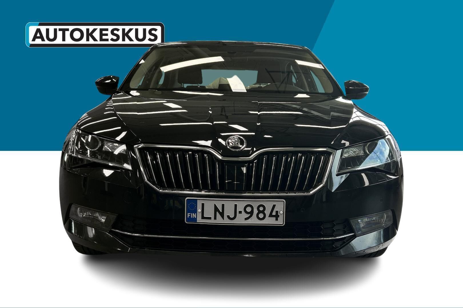 Skoda Superb iso kuva 1