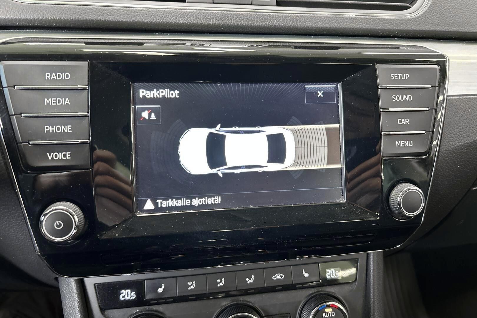 Skoda Superb iso kuva 18